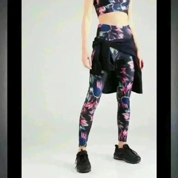 NWT Reebok ID Train Printed Leggings size M - Picture 2 of 9